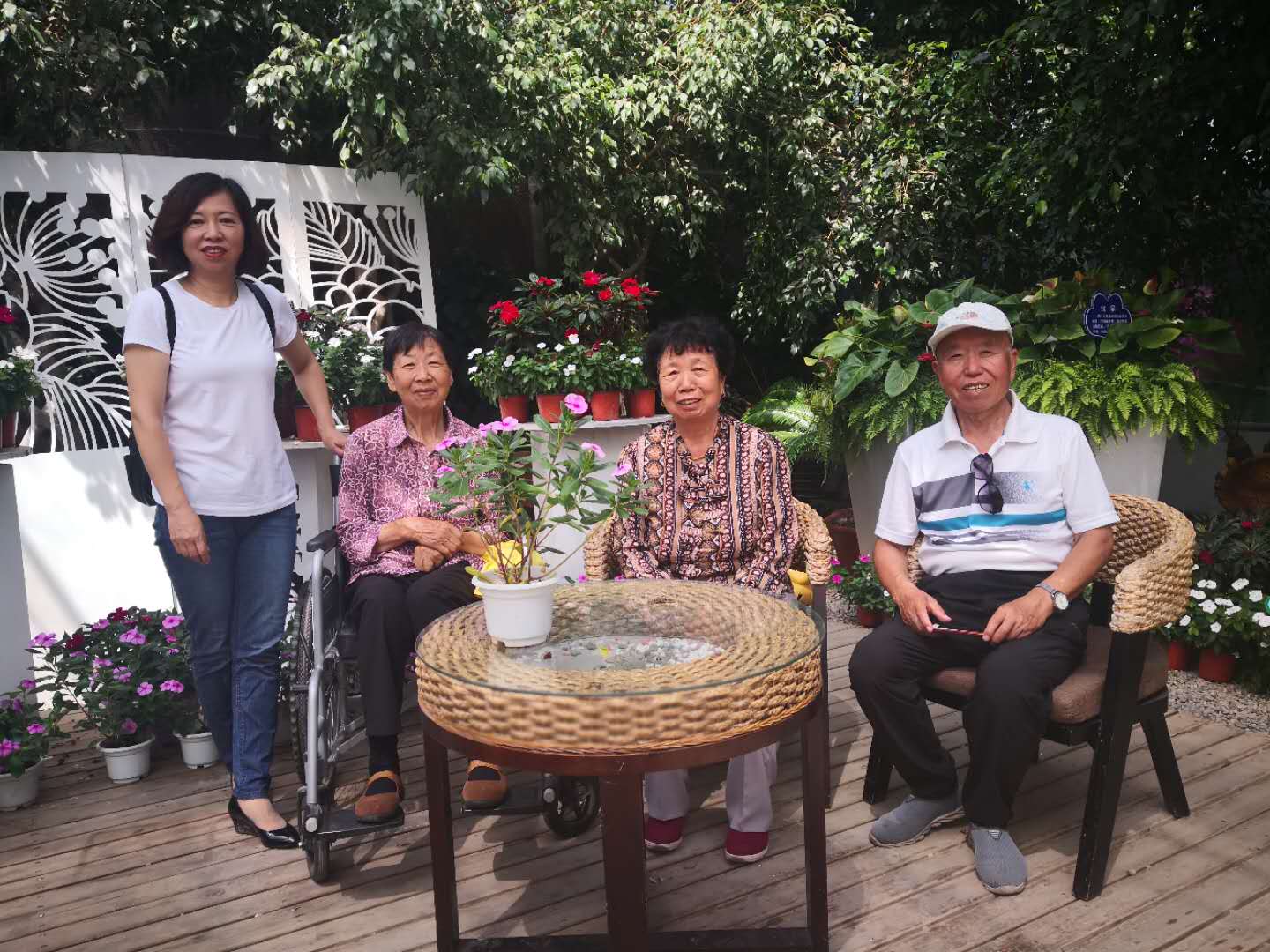 与妻子带父母、岳母到宁夏园艺产业园游览.jpg