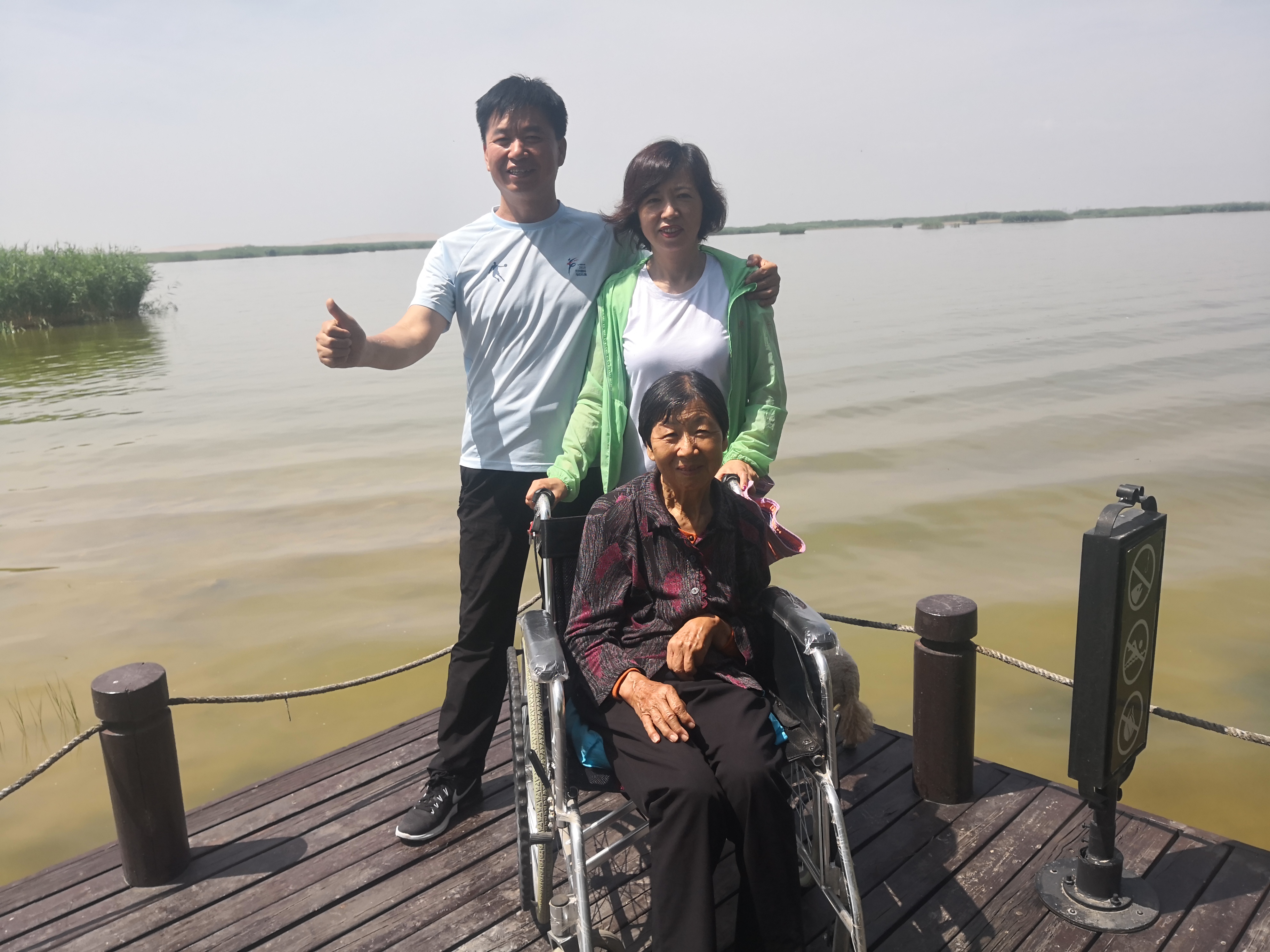 与妻子带父母、岳母到沙湖游览.jpg