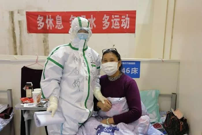 韩小娟在武汉客厅方舱医院与患者的合影.jpg